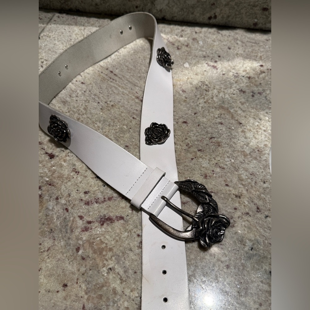 White Belt with Silver Rose Accents - Picture 1 of 6
